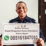 Petugas menunjukkan nomor WhatsApp yang bisa dihubungi untuk mengadukan kasus pencabulan Joko Isnanto.