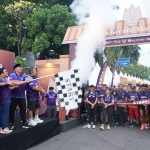 Wakil Wali Kota Kediri bersama jajaran pejabat terkait saat melepas keberangkatan para peserta Mataraman QRIS Run 2025. Foto: Ist