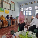 Rini Iswatin, Guru Kelas VI SDN Benangkah I, saat memberikan penjelasan bersama kepala sekolah dan para wali murid kelas VI.