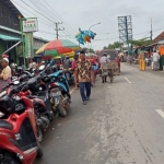 Kondisi kendaraan yang terparkir di bahu jalan Pasar Kedungdung, Sampang. Foto: MUTAMMIM/BANGSAONLINE