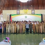 Bupati Pamekasan, Baddrut Tamam, saat foto bersama dengan seluruh kepala desa di wilayahnya.