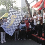 Wabup Gresik Asluchul Alif melepas jalan sehat Harkopnas 2025. Foto: Ist.
