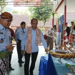 Kakanwil Kemenkumham Jatim Imam Jauhari (berkacamata) saat meninjau produk karya warga binaan.