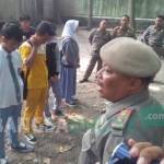 Para pelajar yang terjaring petugas Satpol PP Kabupaten Kediri saat dihukum. foto: arif kurniawan/ BANGSAONLINE
