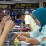 Petani memadati salah satu toko emas. Mereka menyisihkan sebagian hasil panennya untuk membeli emas sebagai investasi. foto: nurqomar/ BANGSAONLINE
