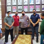 Kapolres Blitar AKBP Adhitya Panji Anom saat melakukan mediasi kepada kedua belah pihak.