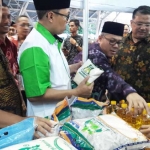 Ketua HKTI Jatim, Ahmad Nawardi, bersama komisioner KPU Pusat Arif Budiman saat melihat stan bazar murah di WEP. foto: SYUHUD/ BANGSAONLINE