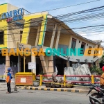 Hotel Colombo yang nyaris roboh karena pondasinya tergerus arus deras Sungai Parung. Foto: MUJI HARJITA/BANGSAONLINE