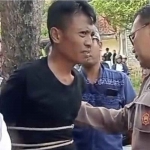 Pelaku saat diikat warga dan diamankan polisi setelah menggondol tas milik warga Bangkalan.