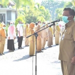 Bupati Sambari ketika memimpin apel Senin pagi. foto: SYUHUD/ BANGSAONLINE