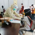 Para anggota dewan dan pegawai Sekretariat DPRD Bangkalan saat mengikuti rapid test di kantor DPRD setempat, beberapa waktu lalu.