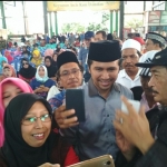 Emil Elestianto Dardak, bakal Cawagub Jatim saat menemui pendukungnya di Banyuwngi, beberapa waktu lalu. Foto: IST 