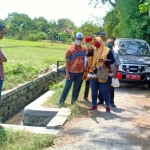 Tim DLH Kabupaten Kediri didampingi petugas dari Kecamatan Kunjang dan warga saat akan mengambil sampel air yang diduga tercemar limbah. (foto: ist)