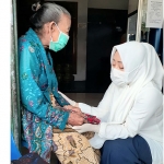 Dokter Ikfina saat bersungkem mohon doa restu kepada seorang nenek Warga Gondang. (foto: ist)