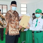 Kasi Bimas Islam, Mashari memberikan santunan kepada anak yatim.