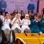 GAYENG – Ketua TP PKK Jatim Ny Hj Nina Soekarwo, Hj.Fatma Syaifulloh Yusuf (Istri Wagub Jatim), Ny.Ria Wijaya (istri Dirjen KKP RI), Ny.Shobibah Rohmah (Istri Menpora), Ny.Hasbiyah Nasir (Istri Menristek), HJ.Mundjidah Wahab Wakil Bupati Jombang, dan Hj.Tjaturina Wihandoko Ketua TP PKK Kabupaten Jombang kompak melalukan salam IVA. (Adi Susanto/BANGSAONLINE)