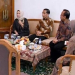 Presiden Jokowi dan Ibu Negara Iriana berbincang dengan istri KH Hasyim Muzadi, Hj. Mutammimah, didampingi Mensesneg dan Gubernur Jawa Timur Soekarwo.