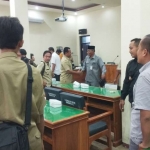 Perangkat desa dari kecamatan Munjungan, Watulimo, dan Panggul saat mengikuti hearing di ruang sidang aula DPRD Trenggalek. foto: HERMAN S/ BANGSAONLINE