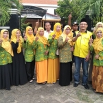 ?Ketua Golkar Gresik H.Ahmad Nurhamim (tengah berkopiah) bersama ibu-ibu jamiyah al Hidayah. Foto: Syuhud/BANGSAONLINE.
