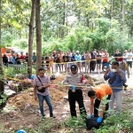 Aparat kepolisian saat melakukan olah TKP temuan mayat perempuan tanpa identitas di Desa Sambikerep, Kecamatan Rejoso, Kabupaten Nganjuk, Jawa Timur, Senin (25/3/2024). Foto: Dok. Polres Nganjuk.