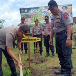 Kapolres Blitar AKBP Budi Hermanto memimpin langsung aksi tanam pohon.