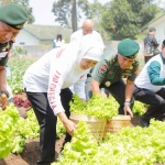 Gubernur Khofifah bersama Panglima Divisi Infanteri 2 Kostrad Malang, Mayjen TNI Haryanto, ketika menanam pohon.