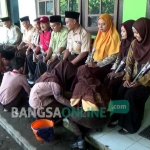 Para siswa membasuh kaki gurunya, Jumat (25/11). foto: ROMZA/ BANGSAONLINE 