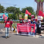 Aksi LMND Tuban di bundaran tugu Letda Sucipto.