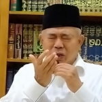 Prof. Dr. KH. Asep Saifuddin Chalim, M.A. saat memimpin doa yang diikuti para kiai untuk bangsa di lingkungan Pondok Pesantren Amanatul Ummah Jalan Siwalankerto Utara, Surabaya. Foto: mma/bangsaonline.com 