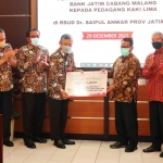Penyerahan bantuan penataan PKL di RSUD Dr. Saiful Anwar Malang secara simbolis.