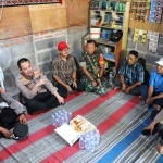 Kapolres Gresik, AKBP Adhitya Panji Anom saat jumat curhat di rumah warga Randuagung. Foto: SYUHUD/BANGSAONLINE.com
