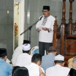 Plt. Bupati Pungkasiadi menyampaikan tausiah ramadan bahwa Ramadan adalah sebaik-baiknya bulan. (foto: yudi eko/ bangsaonline) 