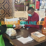 Salah satu pengemudi ojek online saat mengikuti tes gula darah yang digelar KWG. Foto: SYUHUD/BANGSAONLINE