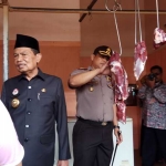 Wali Kota Masud Yunus dan Kapolres Mojokerto Kota memantau pergerakan harga di Pasar Tanjung Anyar. foto: YUDI EP/ BANGSAONLINE
