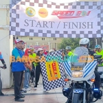 Kepala SMAN 1 Surabaya, Khoirul Anwar, saat melepas keberangkatan peserta gowes. Foto: YUDI ARIANTO/BANGSAONLINE