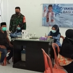 Pemerintah Desa (Pemdes) Tebul Barat menggelar vaksinasi Covid-19 bagi lansia serta para pemuda sebagai upaya pencegahan penyebaran pandemi corona yang dilaksanakan di Balai Desa Tebul Barat, Kecamatan Pengantenan, Kabupaten Pamekasan, Kamis (17/6/2021). (foto: ist)