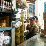 Petugas Satpol PP saat memeriksa salah satu toko.