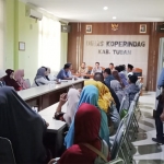 Hearing antara pemilik kios di PBT dengan Kepala Diskoperindag Tuban.