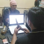 Petugas Polsek Mayangan memeriksa korban pembacokan. Tampak sebilah celurit yang diduga digunakan pelaku untuk membacok korban.