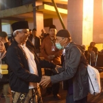 Gus Qowim saat menyalami salah satu jamaah haji. (Ist)