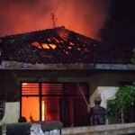 Pejuang antilibur dan selalu siaga. Tim Damkar Kediri saat berusaha memadamkan api. (Ist)