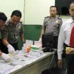 Tes urine yang digelar di Polda Jatim. foto: rusmiyanto/BANGSAONLINE