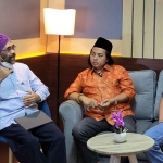 HRM. Khalillur R Abdullah Sahlawiy atau Ra Lilur (tengah), Ketua Umum Nusa Bangsa Indonesia (NBI), saat menjadi narasumber podcast BANGSAONLINE.com.