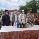 Bupati Pamekasan Baddrut Tamam memimpin pemusnahan ribuan minuman keras (miras) di Lapangan Nagara Bhakti Pendopo Mandhapa Agung.