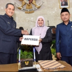 Wakil Ketua DPRD Kota Kediri Firdau dan Katino saat menyerahkan Raperda APBD 2020 kepada Sekretaris Kota Kediri Budwi Sunu. foto: ARIF K/ BANGSAONLINE