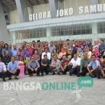 Bupati Sambari bersama para pensiunan di depan stadion Gelora Joko Samudro. foto: SYUHUD/ BANGSAONLINE 