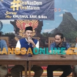 Ketua DPD NasDem Kabupaten Kediri, Lutfi Mahmudiono (pegang mik), bersama Yakub, Khusnul Arif, dan Muhajirin saat ngobrol Santai bersama Jurnalis. Foto: MUJI HARJITA/BANGSAONLINE