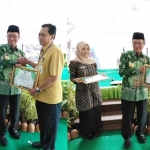 Direktur RSUD (kiri) dan Sekwan (kanan) saat menerima penghargaan dari Bupati Tuban.