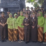Kajari Lamongan, Dyah Ambarwati foto bersama jajaran usai upacara dan tabur bunga. Foto: NUR QOMAR/ BANGSAONLINE