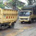 Jalan Provinsi penghubung antar Kabupaten yang dikeluhkan pengguna jalan karena rusak parah. foto: INTAN/ BANGSAONLINE
